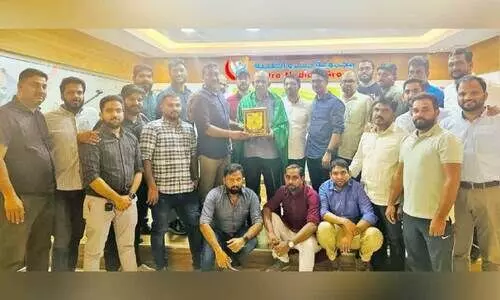 അ​മ്മ​ദ് കു​യി​തേ​രി​ക്ക് നാ​ദാ​പു​രം മ​ണ്ഡ​ലം ക​മ്മി​റ്റി ഉ​പ​ഹാ​രം കെ.​എം.​സി.​സി സം​സ്ഥാ​ന ക​മ്മി​റ്റി വൈ​സ് പ്ര​സി​ഡ​ന്റ്‌ എം.​ആ​ർ. നാ​സ​ർ കൈ​മാ​റു​ന്നു