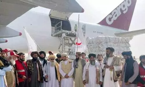 അ​ഫ്​​ഗാ​നി​സ്താ​ന്​ അ​വ​ശ്യ​വ​സ്തു​ക്ക​ൾ കൈ​മാ​റി​യ​പ്പോ​ൾ