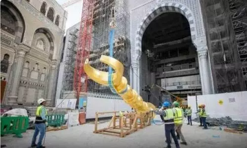 മ​ക്ക മ​സ്​​ജി​ദു​ൽ ഹ​റാ​മി​ലെ മി​നാ​ര​ങ്ങ​ളി​ൽ പു​തി​യ ച​ന്ദ്ര​ക്ക​ല​ക​ൾ സ്ഥാ​പി​ക്കു​ന്നു