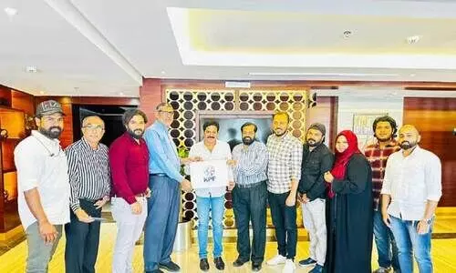 ജി​ദ്ദ കാ​സ​ർ​കോ​ട് പ്ര​വാ​സി ഫോ​റ​ത്തി​ന്റെ ലോ​ഗോ പ്ര​കാ​ശ​നം പ്ര​ഫ. ഗോ​പി​നാ​ഥ് മു​തു​കാ​ട് മു​സാ​ഫി​റി​ന് ന​ൽ​കി നി​ർ​വ​ഹി​ക്കു​ന്നു