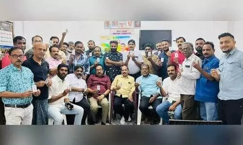 ത​ബൂ​ക്ക് ഒ.​ഐ.​സി.​സി അം​ഗ​ത്വ കാ​ർ​ഡ് വി​ത​ര​ണം