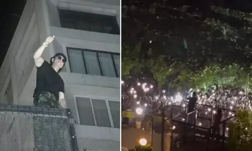 Shah Rukh Khan Waves at His Sea of Fans Outside Mannat on His Birthday
