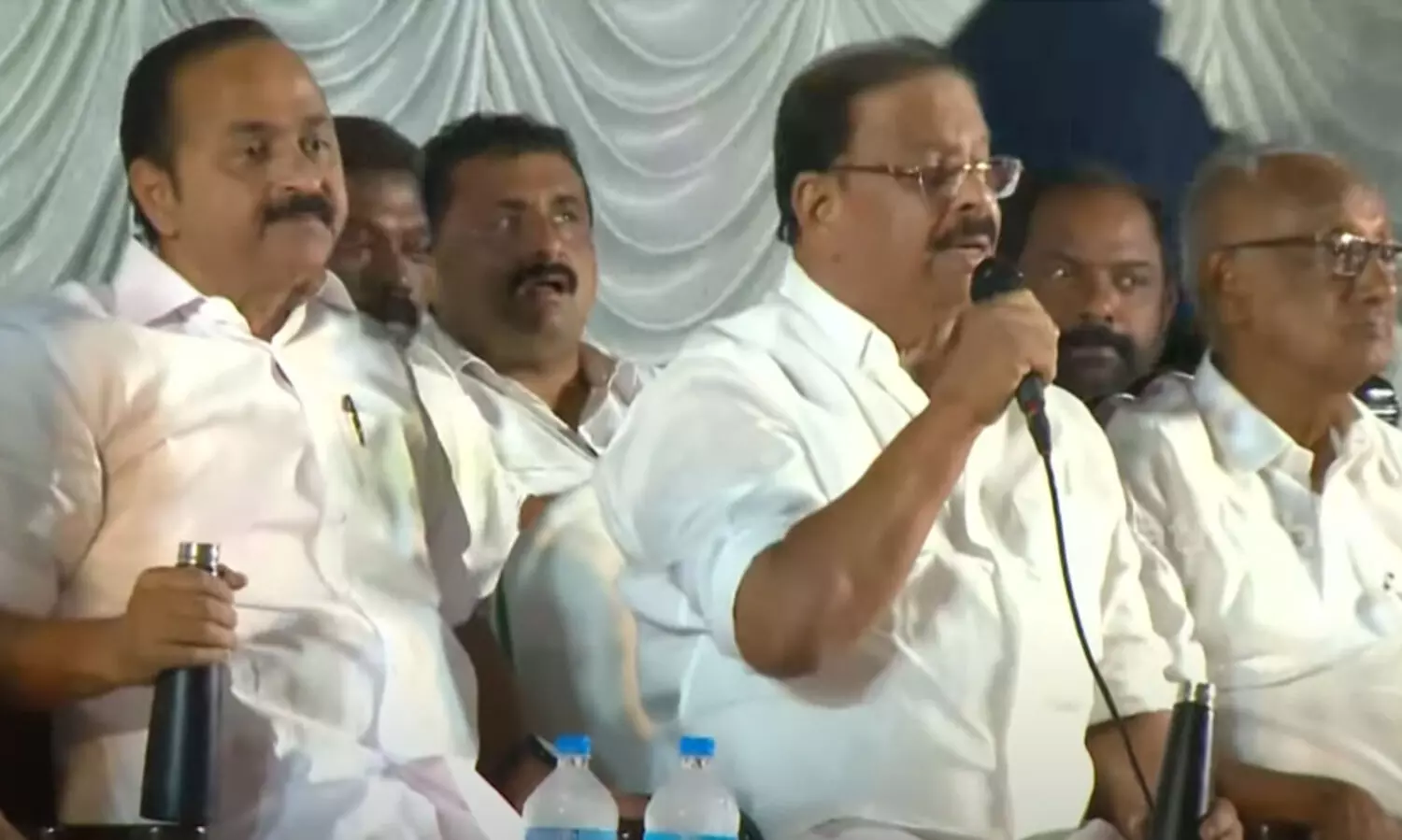 കോൺഗ്രസ്​ കൺവെൻഷനിൽ സുധാകരന്‍റെ അഭ്യർഥന; ‘ഞങ്ങൾ ഇരിക്കുന്നതുവരെയെങ്കിലും നിങ്ങൾ ഇരിക്കണം’