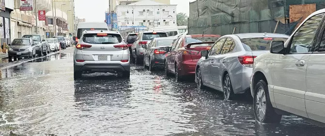 ശക്തമായ കാറ്റും മഴയും; പ്രധാന റോഡുകളിൽ ഗതാഗത തടസ്സം ശക്തമായ കാറ്റും മഴയും; പ്രധാന റോഡുകളിൽ ഗതാഗത തടസ്സം
