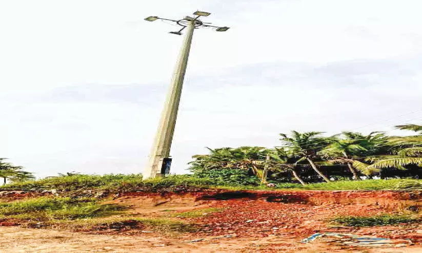 പരപ്പാൽ തീരത്തെ ഹൈമാസ്റ്റ് വിളക്ക് നോക്കുകുത്തി പരപ്പാൽ തീരത്തെ ഹൈമാസ്റ്റ് വിളക്ക് നോക്കുകുത്തി