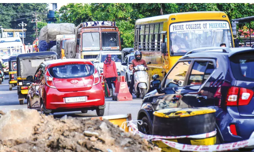 ഒലവക്കോട്-മലമ്പുഴ റോഡിലെ കലുങ്ക് പുനർനിർമിക്കൽ; യാത്രാ ദുരിതം ഒലവക്കോട്-മലമ്പുഴ റോഡിലെ കലുങ്ക് പുനർനിർമിക്കൽ; യാത്രാ ദുരിതം