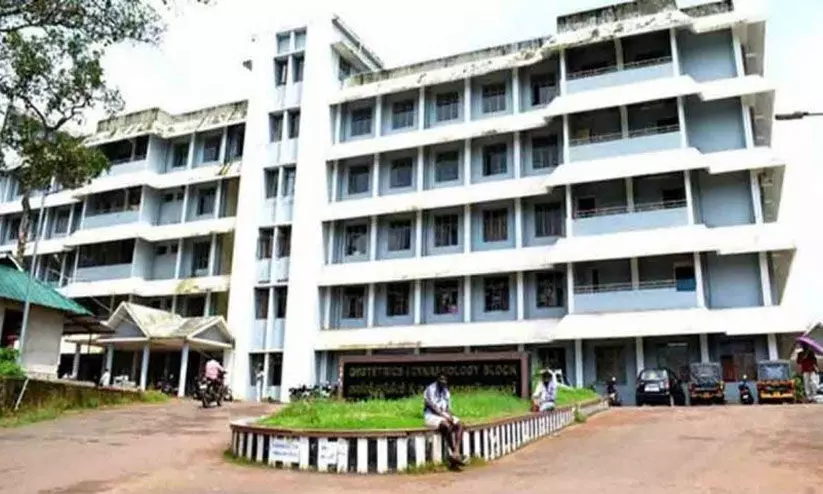 കോട്ടയം മെഡിക്കൽ കോളജ്; പാസ് നൽകാൻ ജീവനക്കാരില്ല; സന്ദർശകരും സുരക്ഷാ ജീവനക്കാരും തമ്മിൽ വാക്തർക്കം കോട്ടയം മെഡിക്കൽ കോളജ്; പാസ് നൽകാൻ ജീവനക്കാരില്ല; സന്ദർശകരും സുരക്ഷാ ജീവനക്കാരും തമ്മിൽ വാക്തർക്കം