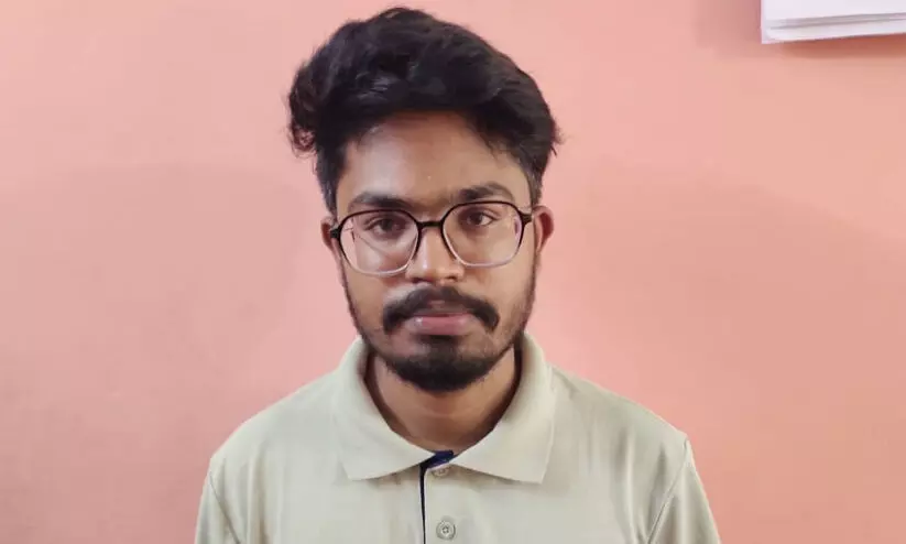 വ്യാജ ആധാർ നിർമിച്ച് ഫാൻസി മൊബൈൽ നമ്പർ നേടി തട്ടിപ്പ്; കർണാടക സ്വദേശി പിടിയിൽ വ്യാജ ആധാർ നിർമിച്ച് ഫാൻസി മൊബൈൽ നമ്പർ നേടി തട്ടിപ്പ്; കർണാടക സ്വദേശി പിടിയിൽ