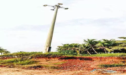 പ​ര​പ്പാ​ൽ തീ​ര​ത്തെ ഹൈ​മാ​സ്റ്റ് വി​ള​ക്ക് നോ​ക്കു​കു​ത്തി