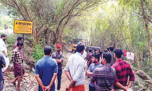 ഭീ​ഷ​ണി​യാ​യി മ​ല​മ​ല്‍ക്കാ​വി​ലെ ക്വാ​റി​ക​ൾ; നാ​ട്ടു​കാ​ര്‍ ലോ​റി​ക​ള്‍ ത​ട​ഞ്ഞു