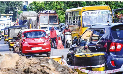 ഒ​ല​വ​ക്കോ​ട്-​മ​ല​മ്പു​ഴ റോ​ഡി​ലെ ക​ലു​ങ്ക് പു​ന​ർ​നി​ർ​മിക്കൽ; യാ​ത്രാ ദു​രി​തം