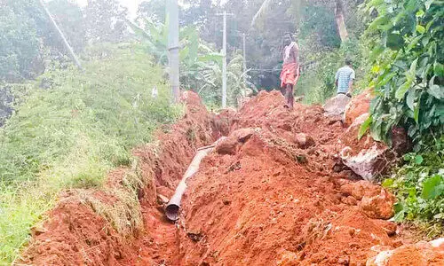 കുടിവെള്ള പൈപ്പ് ഇടുന്നതിന്റെ പേരിൽ റോഡ് തകർത്തു: നിർമാണ പ്രവൃത്തി തടഞ്ഞ് നാട്ടുകാർ കുടിവെള്ള പൈപ്പ് ഇടുന്നതിന്റെ പേരിൽ റോഡ് തകർത്തു: നിർമാണ പ്രവൃത്തി തടഞ്ഞ് നാട്ടുകാർ