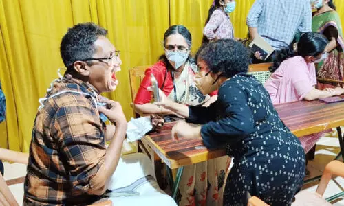 Medical team examines people in Thalassery district court