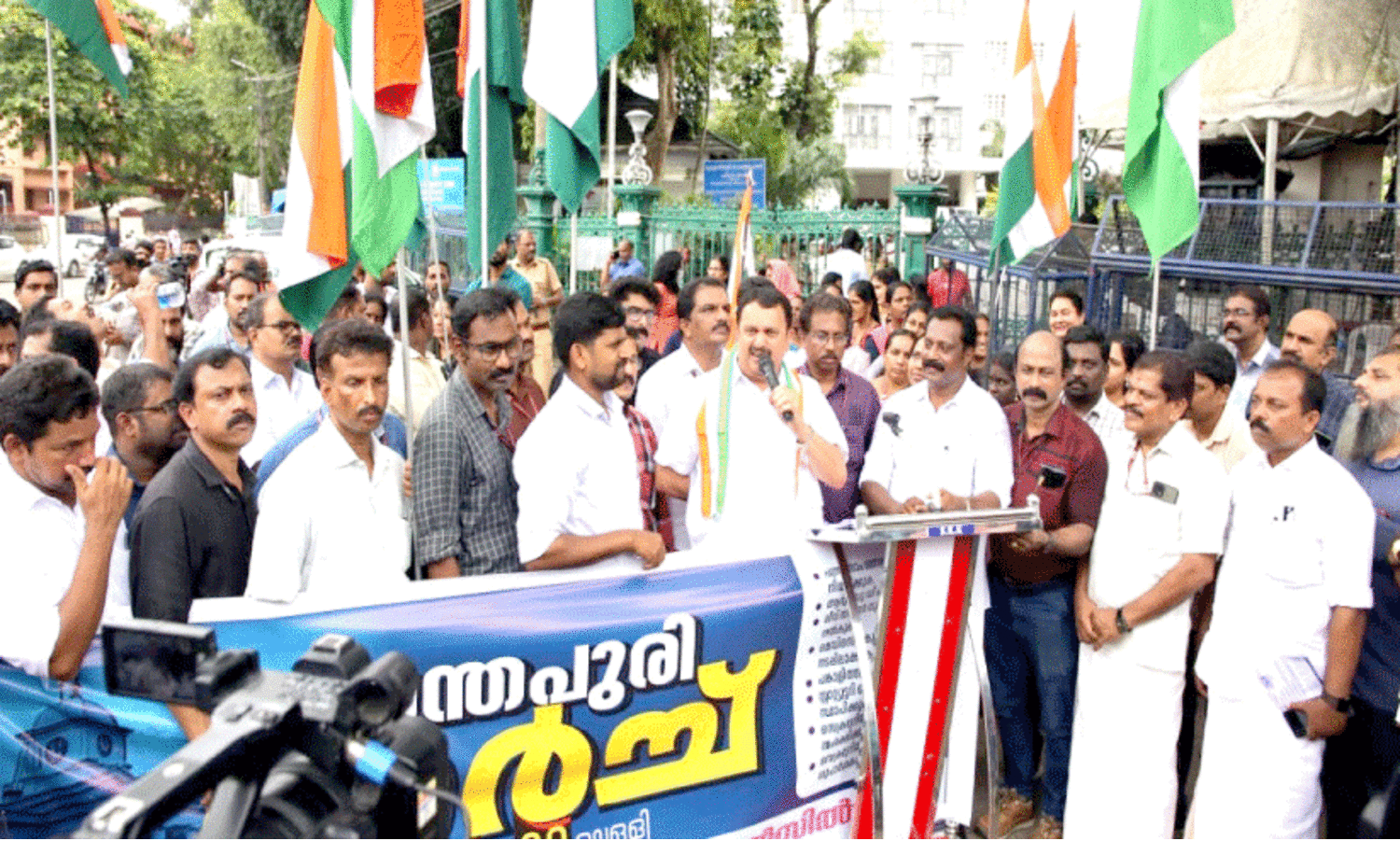 മമ്മൂട്ടിയുടെയും മോഹൻലാലിന്‍റെയും പ്രഭാഷണം കേട്ടാൽ വയറുനിറയുമോ? –കെ. മുരളീധരൻ