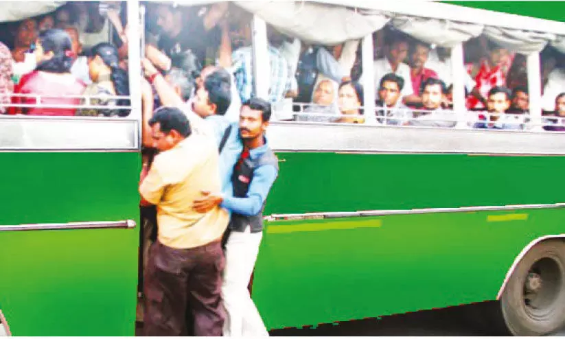 പൊന്നാനി-ചാവക്കാട് പാതയിലെ; ബസ് പണിമുടക്ക് പിൻവലിച്ചു പൊന്നാനി-ചാവക്കാട് പാതയിലെ; ബസ് പണിമുടക്ക് പിൻവലിച്ചു