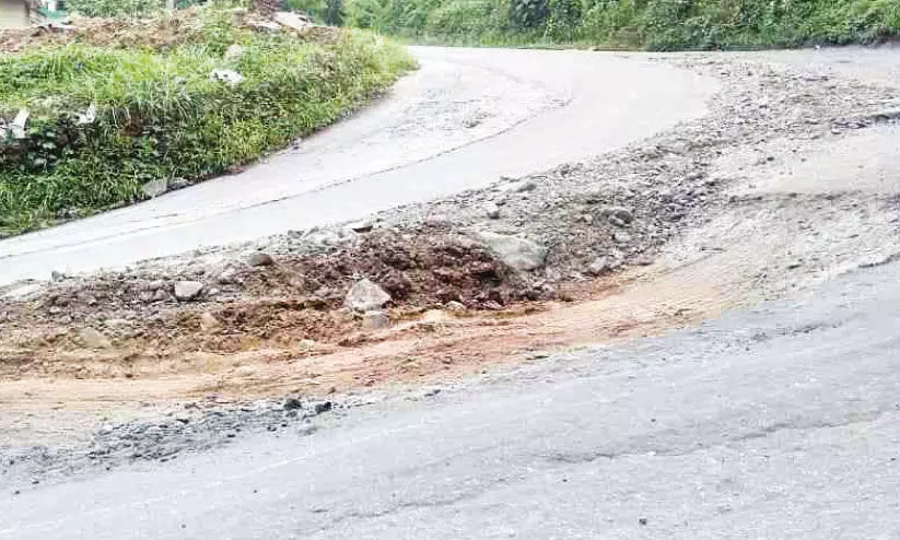 അ​പ​ക​ട​ക്കെ​ണി​യാ​യി നെ​ടി​യി​രി​പ്പ് കോ​ള​നി-​മി​നി ഊ​ട്ടി റോ​ഡ്