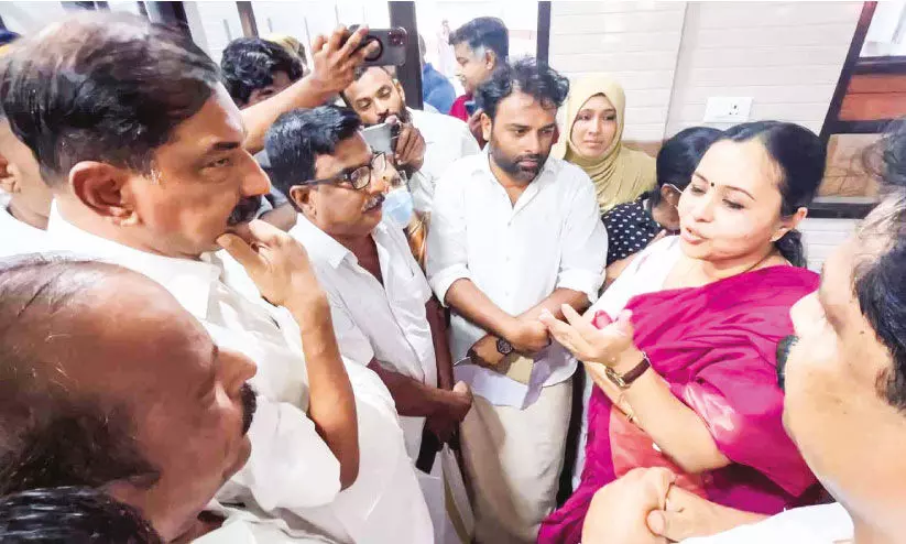 ആ​രോ​ഗ്യ​മ​ന്ത്രി വ​ന്നി​ട്ടും ര​ക്ഷ​യി​ല്ല; വ​ണ്ടൂ​ർ ഗ​വ. താ​ലൂ​ക്ക് ആ​ശു​പ​ത്രി പ്ര​സ​വ​വി​ഭാ​ഗ​ത്തി​ന് പൂ​ട്ട്