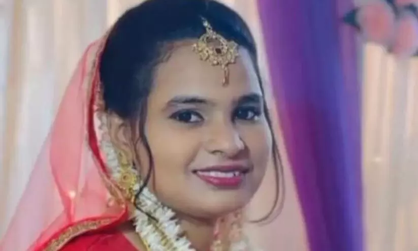 യുവതിയെ വീടിനകത്ത് തൂങ്ങിമരിച്ച നിലയിൽ കണ്ടെത്തി യുവതിയെ വീടിനകത്ത് തൂങ്ങിമരിച്ച നിലയിൽ കണ്ടെത്തി