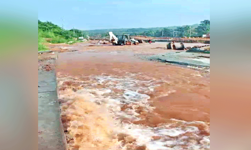 ജപ്പാൻ കുടിവെള്ള പദ്ധതിയുടെ പ്രധാന പൈപ്പ് പൊട്ടി റോഡ് തോടായി