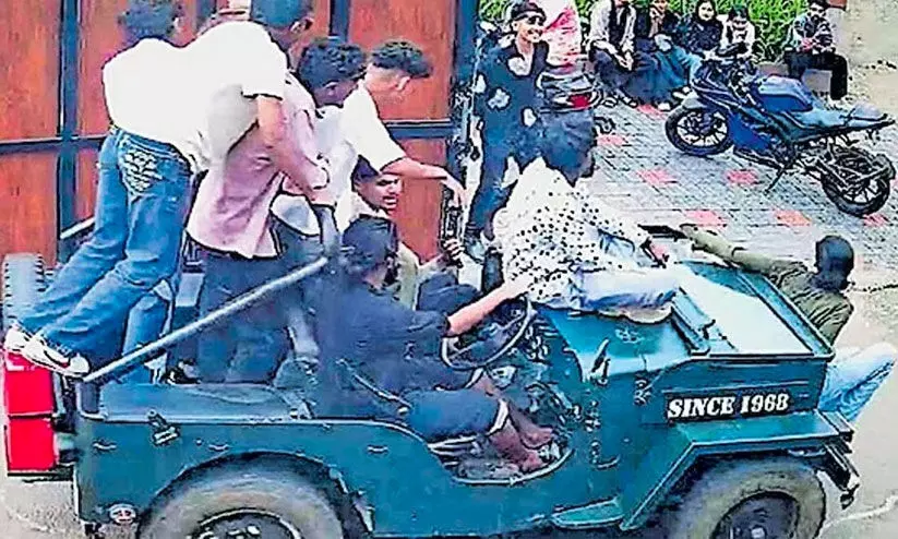 വിദ്യാർഥികൾ കറങ്ങിയ തുറന്ന ജീപ്പ് സ്കൂട്ടർ യാത്രികയെ ഇടിച്ചുവീഴ്ത്തി; ജീപ്പ് തള്ളി കനാലിലിട്ട് നാട്ടുകാർ വിദ്യാർഥികൾ കറങ്ങിയ തുറന്ന ജീപ്പ് സ്കൂട്ടർ യാത്രികയെ ഇടിച്ചുവീഴ്ത്തി; ജീപ്പ് തള്ളി കനാലിലിട്ട് നാട്ടുകാർ