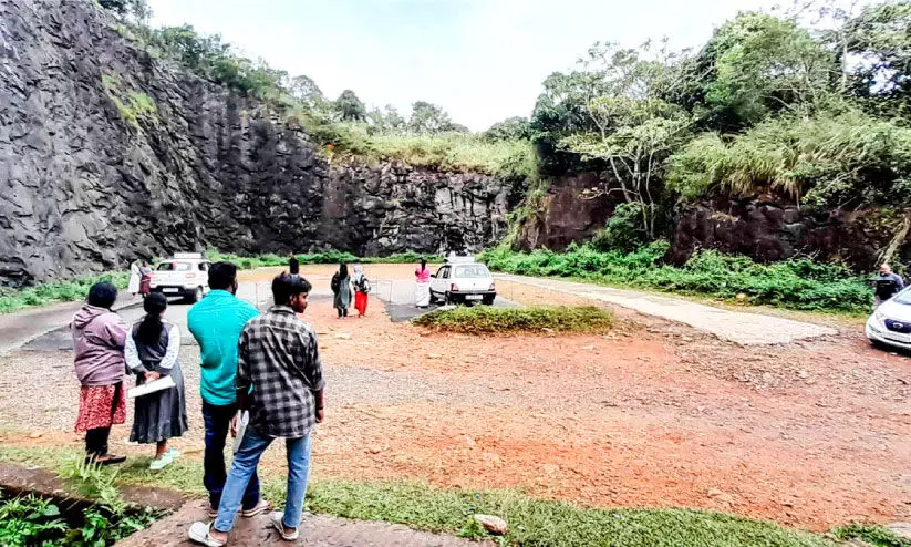 അസൗകര്യങ്ങൾക്ക് നടുവിൽ ഡ്രൈവിങ് ടെസ്റ്റ്; കൈയൊഴിഞ്ഞ് അധികൃതർ അസൗകര്യങ്ങൾക്ക് നടുവിൽ ഡ്രൈവിങ് ടെസ്റ്റ്; കൈയൊഴിഞ്ഞ് അധികൃതർ