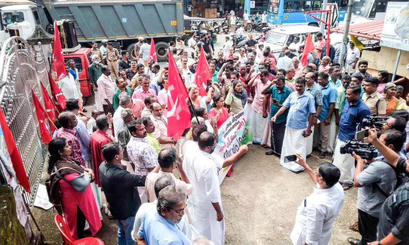 പന്തളം നഗരസഭയിലേക്ക് മാർച്ചുമായി സി.പി.എമ്മും യു.ഡി.എഫും പന്തളം നഗരസഭയിലേക്ക് മാർച്ചുമായി സി.പി.എമ്മും യു.ഡി.എഫും