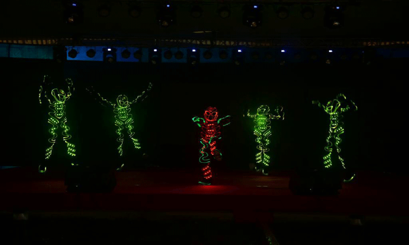 ലേസർമാൻ ഷോയും ട്രോൺസ് ഡാൻസും; ഇവിടം ‘വൈബാ’ണ് ലേസർമാൻ ഷോയും ട്രോൺസ് ഡാൻസും; ഇവിടം ‘വൈബാ’ണ്