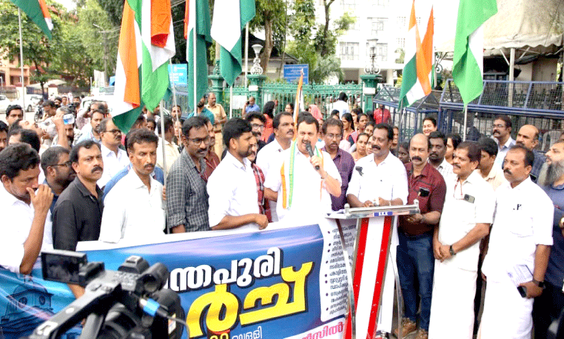 മമ്മൂട്ടിയുടെയും മോഹൻലാലിന്‍റെയും പ്രഭാഷണം കേട്ടാൽ വയറുനിറയുമോ? –കെ. മുരളീധരൻ