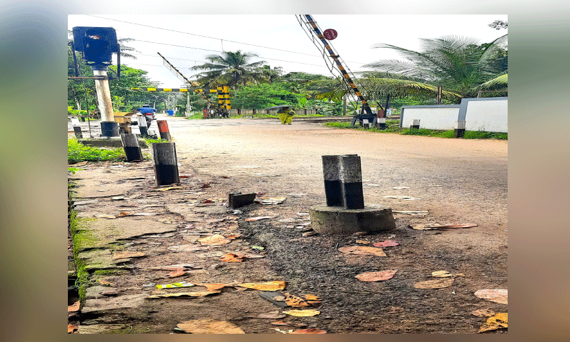 റെ​യി​ൽ​വേ ഗേ​റ്റി​ന​ടു​ത്തെ ഇ​രു​മ്പു​കു​റ്റി അ​പ​ക​ട​ക്കെ​ണി