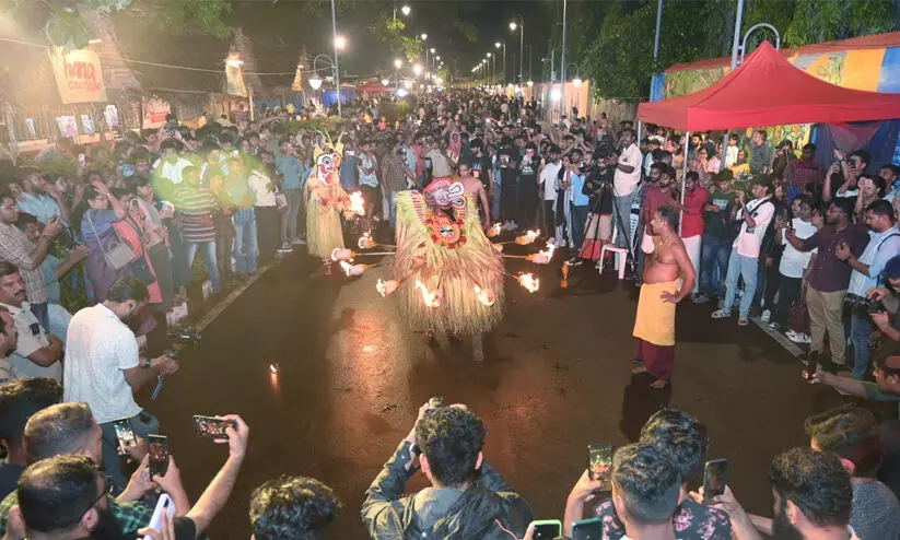 കേരളീയത്തിന്റെ നഗരവീഥികളില് ഉറഞ്ഞാടി തെയ്യക്കോലങ്ങള് കേരളീയത്തിന്റെ നഗരവീഥികളില് ഉറഞ്ഞാടി തെയ്യക്കോലങ്ങള്