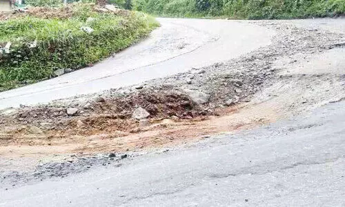 അ​പ​ക​ട​ക്കെ​ണി​യാ​യി നെ​ടി​യി​രി​പ്പ് കോ​ള​നി-​മി​നി ഊ​ട്ടി റോ​ഡ്