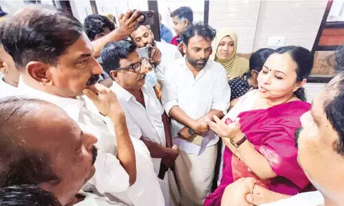 ആ​രോ​ഗ്യ​മ​ന്ത്രി വ​ന്നി​ട്ടും ര​ക്ഷ​യി​ല്ല; വ​ണ്ടൂ​ർ ഗ​വ. താ​ലൂ​ക്ക് ആ​ശു​പ​ത്രി പ്ര​സ​വ​വി​ഭാ​ഗ​ത്തി​ന് പൂ​ട്ട്