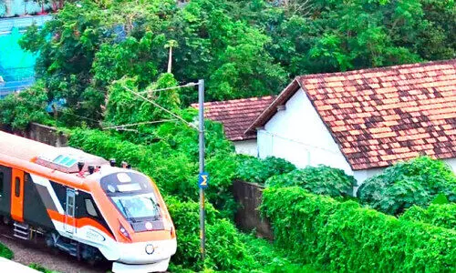 തീരദേശ പാതയിൽ വൈകിയോട്ടം പതിവ്; ഇഴഞ്ഞ് ഇരട്ടപ്പാത നിർമാണം തീരദേശ പാതയിൽ വൈകിയോട്ടം പതിവ്; ഇഴഞ്ഞ് ഇരട്ടപ്പാത നിർമാണം