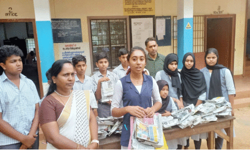 പേ​പ്പ​ർ കാരി ബാ​ഗു​മാ​യി സ്റ്റു​ഡ​ന്റ് പൊ​ലീ​സ്