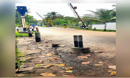 റെ​യി​ൽ​വേ ഗേ​റ്റി​ന​ടു​ത്തെ ഇ​രു​മ്പു​കു​റ്റി അ​പ​ക​ട​ക്കെ​ണി