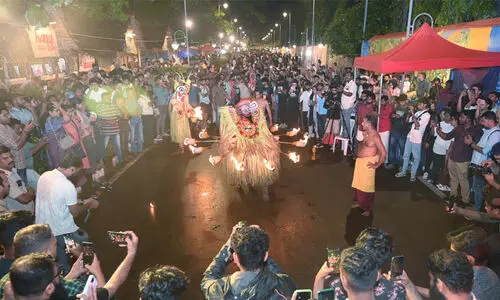 കേരളീയത്തിന്റെ നഗരവീഥികളില്‍ ഉറഞ്ഞാടി തെയ്യക്കോലങ്ങള്‍