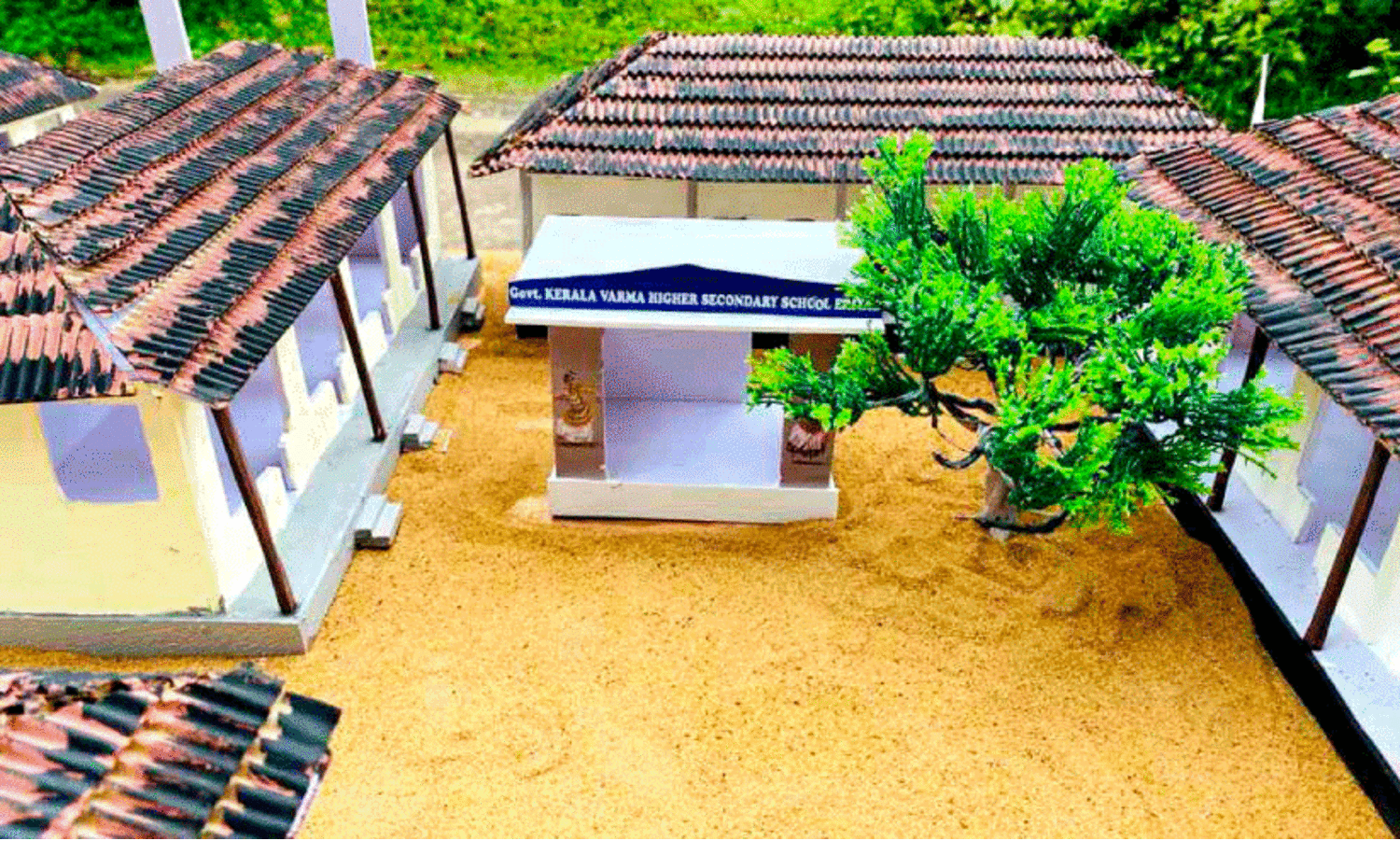 നൂ​റാം വാ​ർ​ഷി​കം; സ്കൂ​ൾ മാ​തൃ​ക നി​ർ​മി​ച്ച് പൂ​ർ​വ വി​ദ്യാ​ർ​ഥി