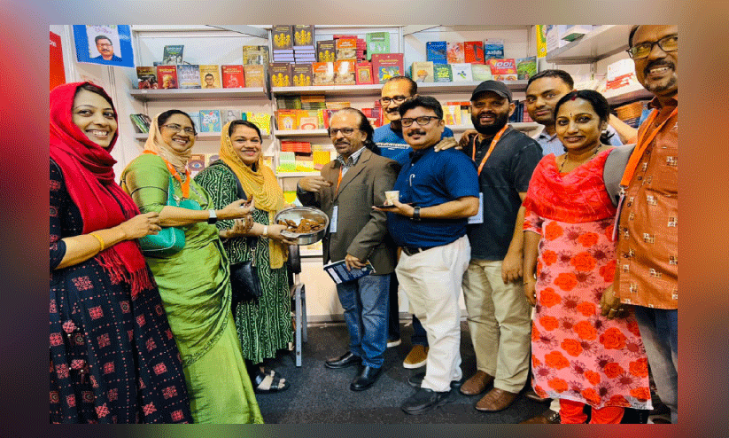 പലഹാരങ്ങളുമായി എത്തുന്ന എഴുത്തുകാരി പലഹാരങ്ങളുമായി എത്തുന്ന എഴുത്തുകാരി