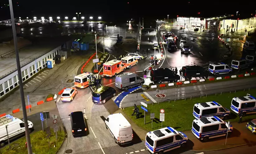 ജർമനിയിലെ ഹാംബർഗ് വിമാനത്താവളത്തിന്റെ റൺവേയിലേക്ക് തോക്കുധാരി കാർ ഓടിച്ചു കയറ്റി ജർമനിയിലെ ഹാംബർഗ് വിമാനത്താവളത്തിന്റെ റൺവേയിലേക്ക് തോക്കുധാരി കാർ ഓടിച്ചു കയറ്റി