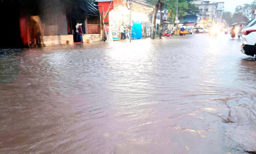 ഒറ്റ മഴക്ക് ആലുവ വെള്ളക്കെട്ടിൽ ഒറ്റ മഴക്ക് ആലുവ വെള്ളക്കെട്ടിൽ