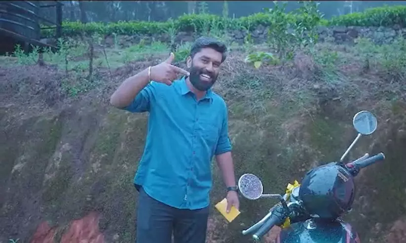 ദീപാവലി ബോണസായി ജീവനക്കാർക്ക് റോയൽ എൻഫീൽഡ് ബൈക്കുകൾ നൽകി തോട്ടമുടമ ദീപാവലി ബോണസായി ജീവനക്കാർക്ക് റോയൽ എൻഫീൽഡ് ബൈക്കുകൾ നൽകി തോട്ടമുടമ