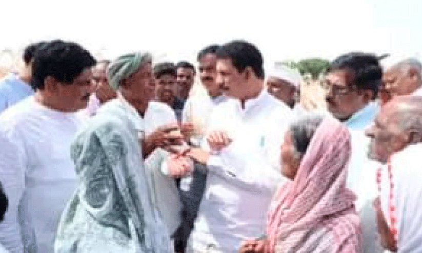 ക​ർ​ഷ​ക​രു​ടെ പ​രാ​തി കേ​ട്ട്  ബി.​ജെ.​പി പ്ര​സി​ഡ​ന്റ്