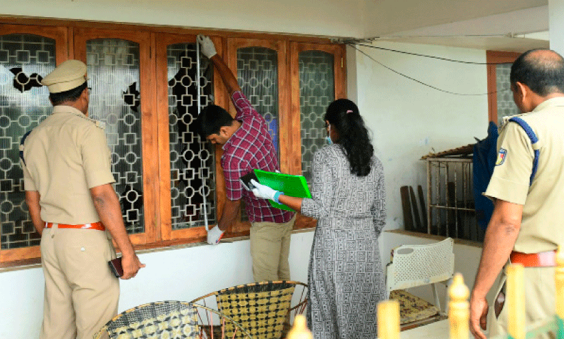 ചിറക്കൽ വെടിവെപ്പും വീട് തകർക്കലും; അടിമുടി ദുരൂഹത ചിറക്കൽ വെടിവെപ്പും വീട് തകർക്കലും; അടിമുടി ദുരൂഹത