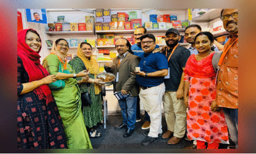 പ​ല​ഹാ​ര​ങ്ങ​ളു​മാ​യി എ​ത്തു​ന്ന എ​ഴു​ത്തു​കാ​രി