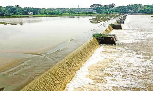 ത​ട​യ​ണ വെ​ള്ള​ത്തി​ൽ മു​ങ്ങി​; യാ​ത്ര മു​ട​ങ്ങി