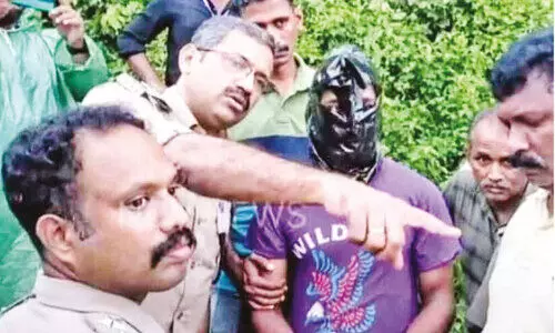 തൃ​ത്താ​ല ഇ​ര​ട്ട​ക്കൊ​ല; തെ​ളി​വെ​ടു​ത്തു,   ക​ത്തി ക​ണ്ടെ​ത്തി