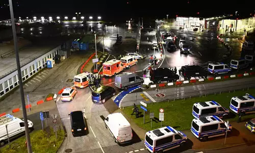 ജർമനിയിലെ ഹാംബർഗ് വിമാനത്താവളത്തിന്റെ റൺവേയിലേക്ക് തോക്കുധാരി കാർ ഓടിച്ചു കയറ്റി