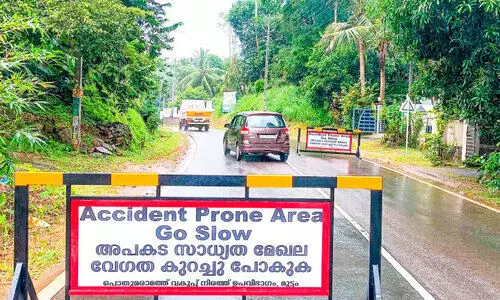 അപകട മേഖലയിൽ സ്പീഡ് ബ്രേക്കർ സ്ഥാപിച്ചു അപകട മേഖലയിൽ സ്പീഡ് ബ്രേക്കർ സ്ഥാപിച്ചു