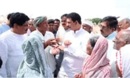 ക​ർ​ഷ​ക​രു​ടെ പ​രാ​തി കേ​ട്ട്  ബി.​ജെ.​പി പ്ര​സി​ഡ​ന്റ്