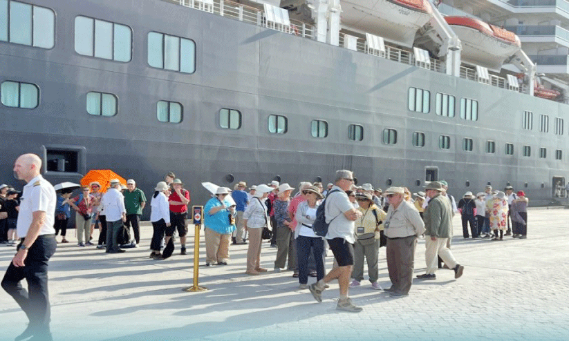 വി​നോ​ദ സ​ഞ്ചാ​രി​ക​ളു​മാ​യി ആ​ഡം​ബ​ര ക​പ്പ​ൽ സ​ലാ​ല​യി​ൽ